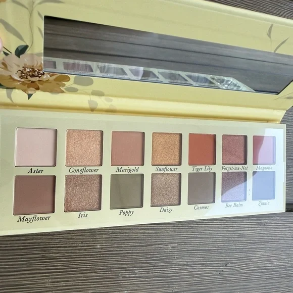 Laura Geller Floral Eyeshadow Palette - Picture 2 of 4